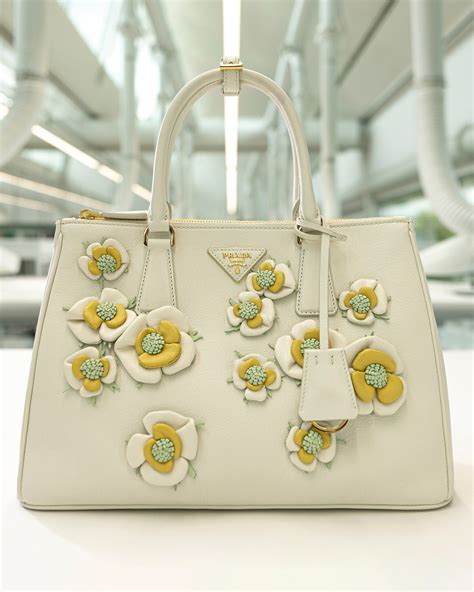 borsa a fiori prada|Prada Galleria: la borsa omaggio a Milano si reinventa, ancora .